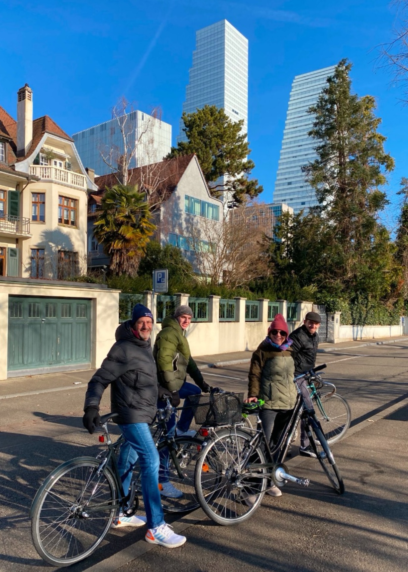 Basel Bike Tour: Gruppe bei den Roche Towers